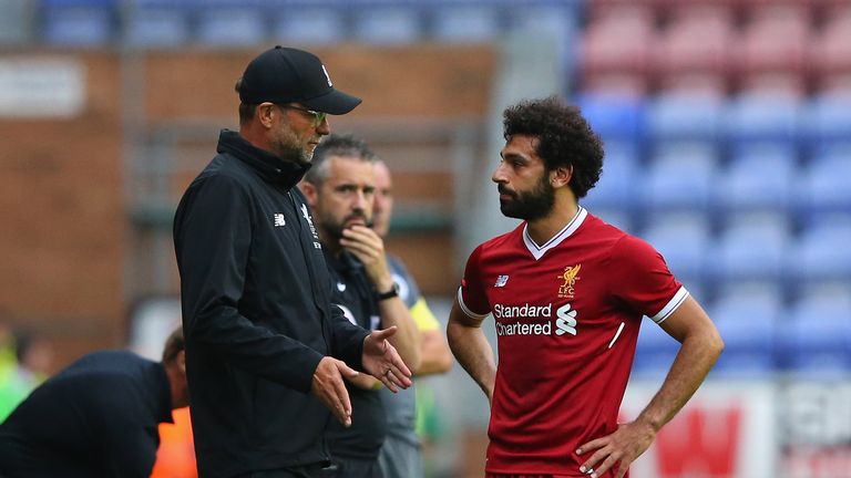 Jurgen Klopp talks with Mohamed Salah