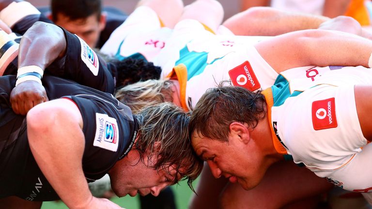 PORT ELIZABETH, SOUTH AFRICA - MAY 25:  Kevin Buys of the Southern Kings (L) and Coenie Oosthuizen of the Cheetahs scrum down during the Super Rugby match 