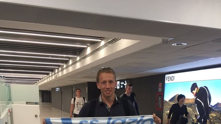 Lucas arrives in Rome  (photo: @OfficialSSLazio)