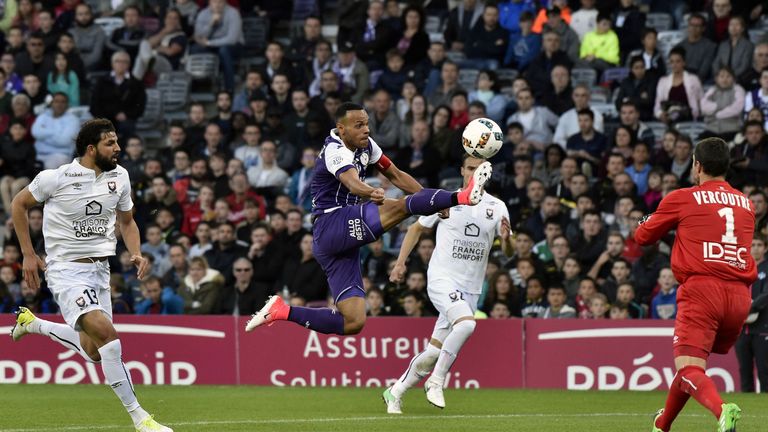 Toulouse's Danish forward Martin Braithwaite (C) vies with Caen's French goalkeeper Remy Vercoutre (R) during the French L1 football match between Toulouse