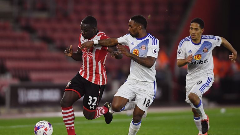 SOUTHAMPTON, ENGLAND - OCTOBER 26: Olufela Olomola of Southampton (L) and Jermain Defoe of Sunderland (R) battle for possession during the EFL Cup fourth r