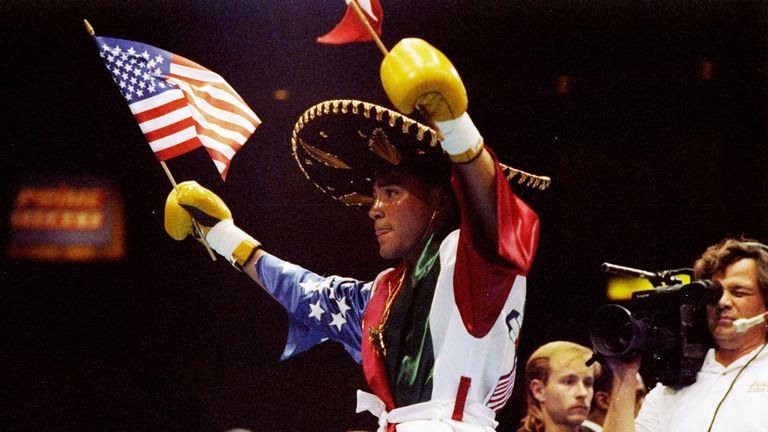 23 Nov 1992:  Oscar De La Hoya waves to the crowd before a fight against Lamar Williams in Los Angeles, California.  De La Hoya won the fight.
