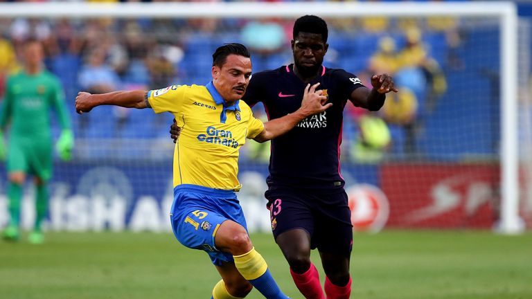 Roque Mesa holds off the challenge from Samuel Umtiti during a La Liga match 