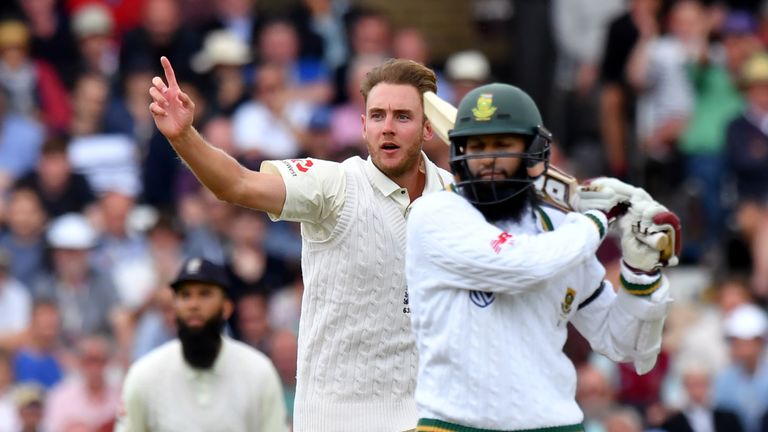 England's Stuart Broad  (L) celebrates taking the wicket of South Africa's Hashim Amla (R) on the first day of the second Test