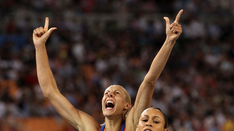Tatyana Chernova (L) celebrates behind Jessica Ennis during the women's heptathlon the 800 metres in Daegu on August 30, 2011