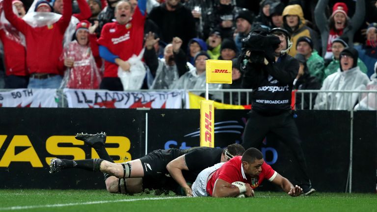 Taulupe Faletau dives in to score