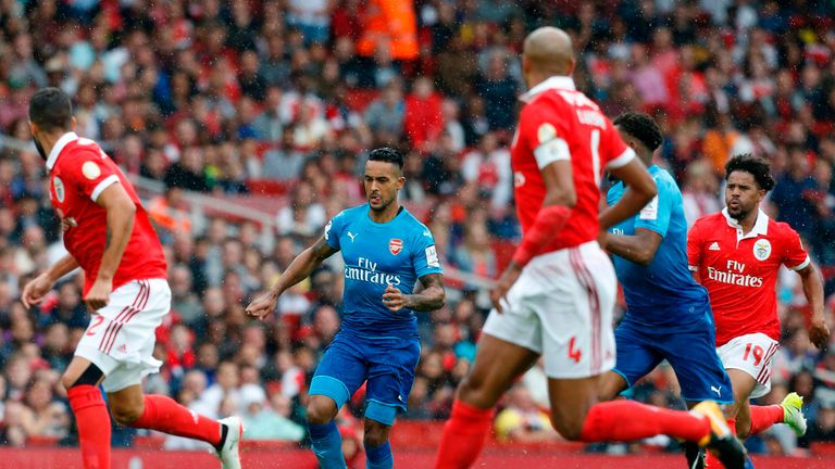 Theo Walcott takes on the Benfica defence 