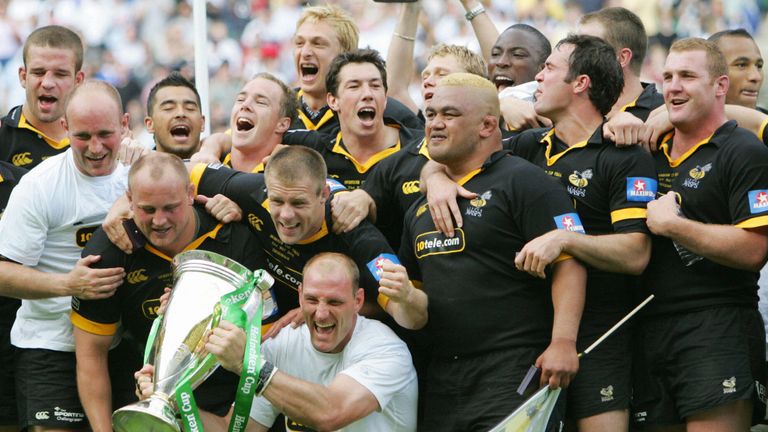 London, UNITED KINGDOM:  (FILES) This file photo shows the London Wasps, lead by their captain Lawrence Dallaglio (C), celebrating their win over Toulouse 