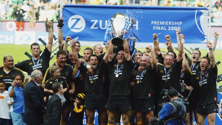 Lawrence Dallaglio lifts Premiership trophy aloft after Wasps 3-39 victory over Bath at Twickenham