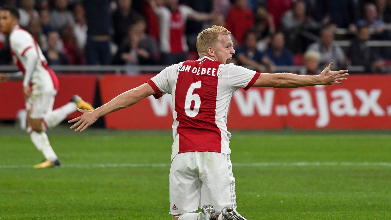 Де ва. Van de Beek Ajax футболист. Donny van de Beek спина. Мартин Ван де пол Аякс. Рома Аякс превью.