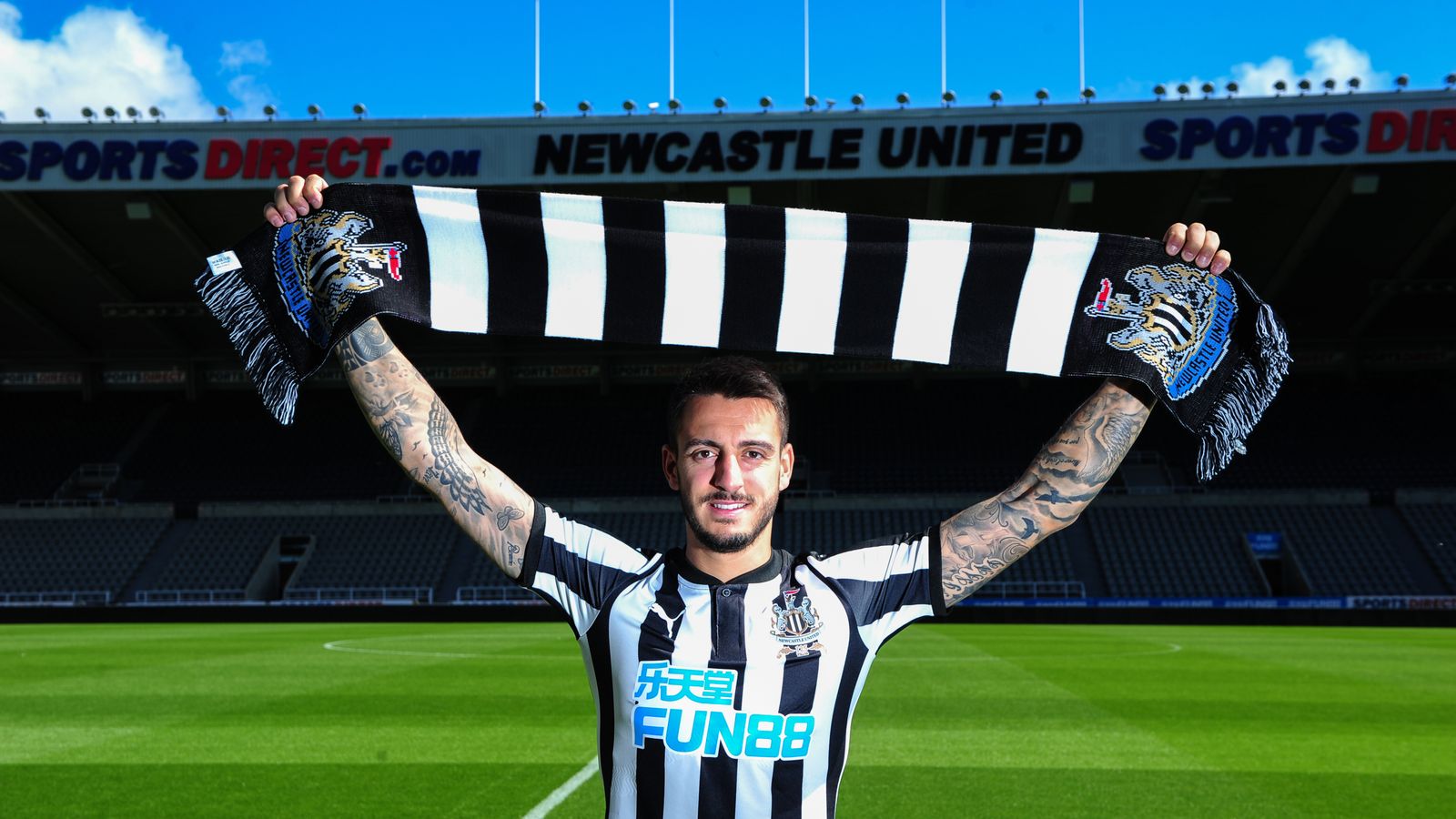 Joselu poses with the Real Madrid jersey