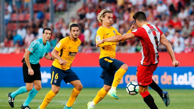 Atletico de Madrid's French forward Antoine Griezmann (C) vies with Girona's Colombian Bernando Espinosa during the Spanish league footbal match Girona FC 