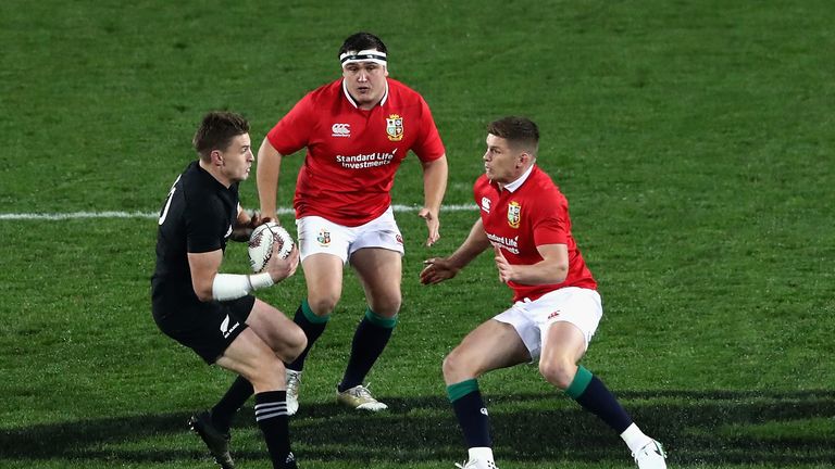 AUCKLAND, NEW ZEALAND - JULY 08:  Beauden Barrett of the All Blacks takes on Jamie George and Owen Farrell (R) during the Test match between the New Zealan