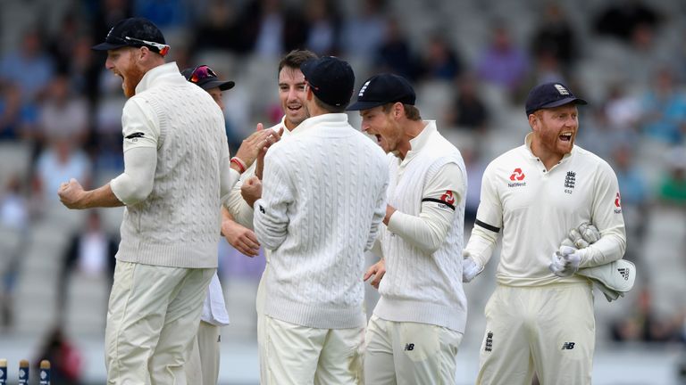 Ben Stokes (l) Toby Roland-Jones (c) and Jonny Bairstow celebrate the wicket of Temba Bavuma