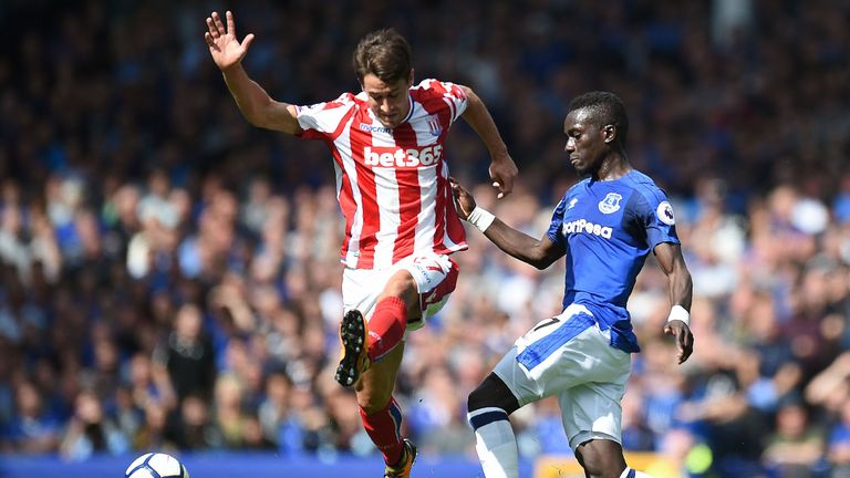 Stoke City's Spanish striker Bojan Krkic (L) vies with Everton's Senegalese midfielder Idrissa Gueye during the English Premier League football match betwe