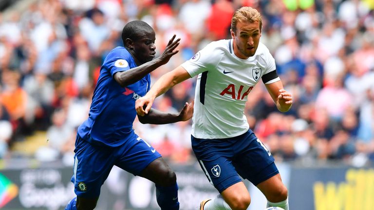Tottenham Hotspur's English striker Harry Kane (R) takes on Chelsea's French midfielder N'Golo Kante (L) during the English Premier League football match b