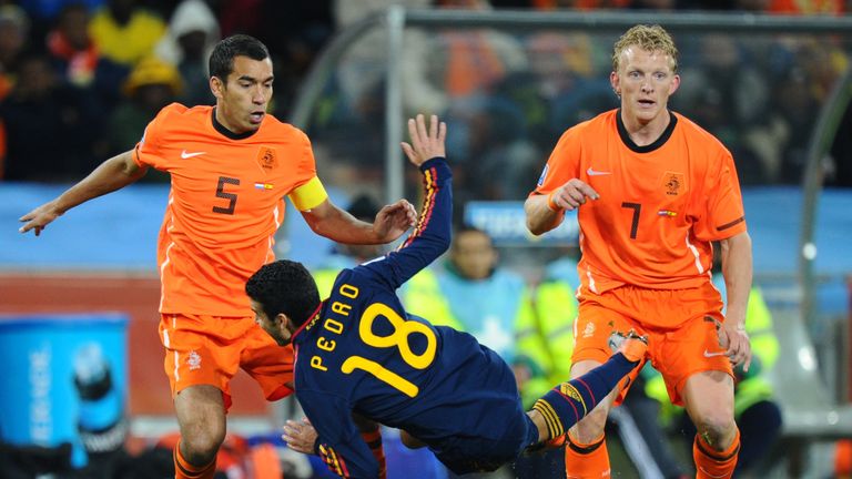 Spain's striker Pedro (18), Netherlands' defender Giovanni van Bronckhorst (5) and Netherlands' striker Dirk Kuyt fight for the ball during the 2010 footba
