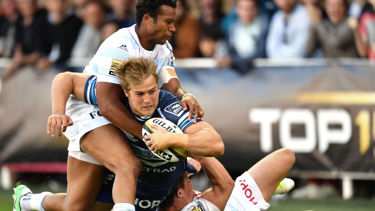 Montpellier's South African winger Duhan Van Der Merwe (C) vies with Racing Metro 92 French wing Teddy Thomas (L) during the French Top 14 Rugby union matc