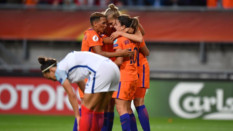 Netherlands'forward Vivianne Miedema (C) celebrates with team-mates after putting the hosts 1-0 up