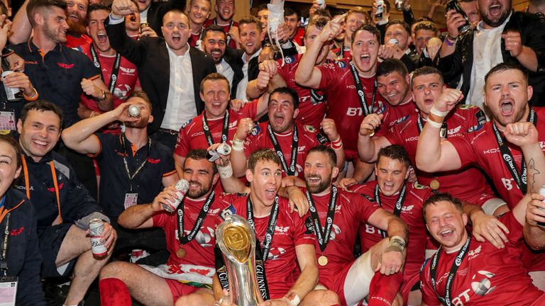 Guinness PRO12 Final, Aviva Stadium, Dublin 27/5/2017.Munster vs Scarlets.Scarlets celebrate with the trophy.Mandatory Credit ..INPHO/Dan Sheridan