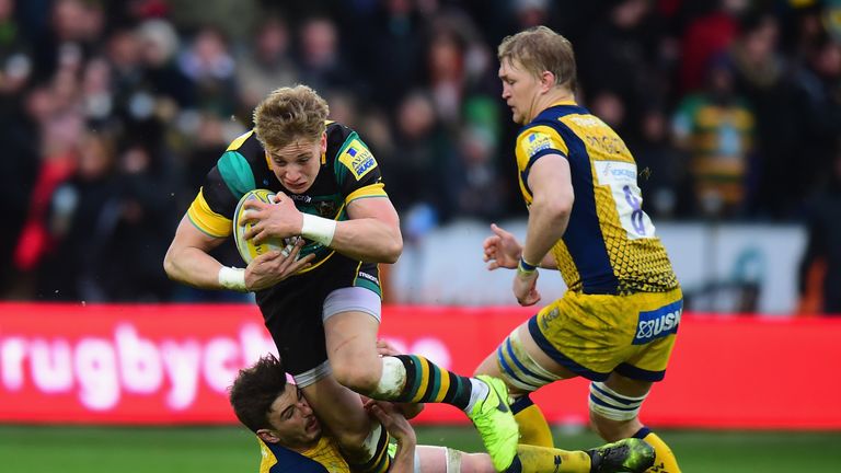 NORTHAMPTON, ENGLAND - FEBRUARY 25:  Harry Mallinder of Northampton Saints is tackled by Sam Lewis of Worcester Warriors during the Aviva Premiership match