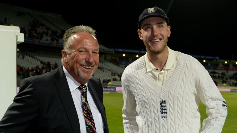 Ian Botham congratulates Stuart Broad on surpassing his own Test wicket tally
