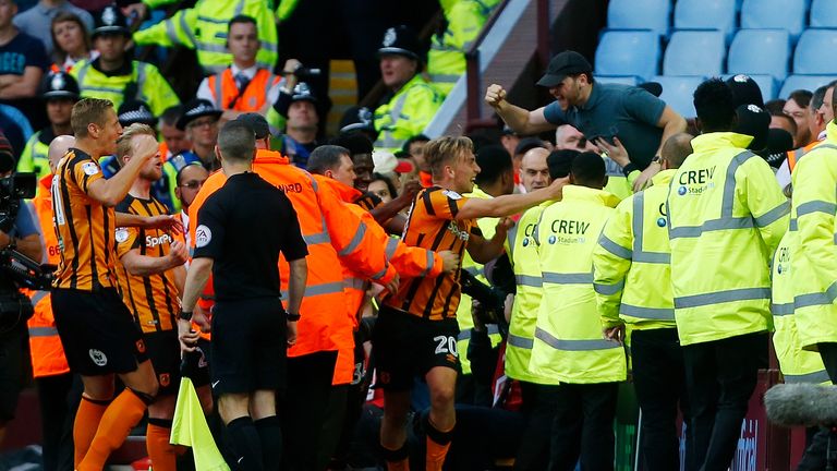 Hull City's Jarrod Bowen (C) celebrates his equaliser at Villa Park