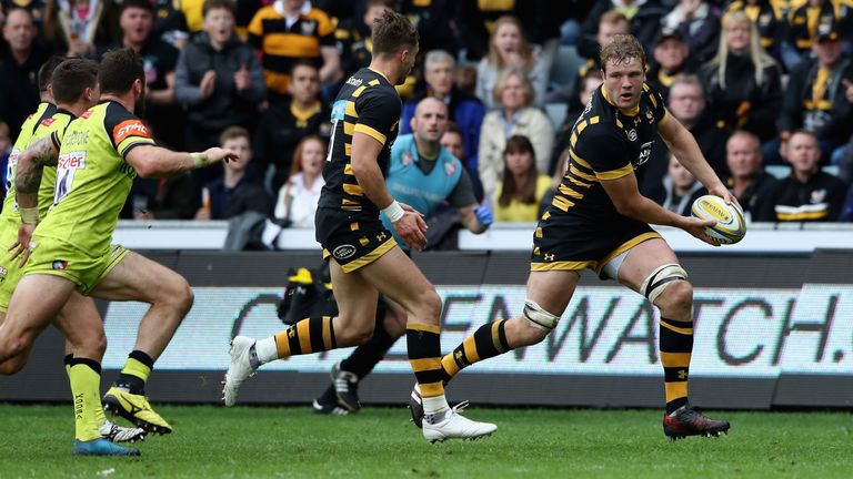 COVENTRY, ENGLAND - MAY 20:  Joe Launchbury of Wasps breaks with the ball during the Aviva Premiership semi final match between Wasps and Leicester Tigers 