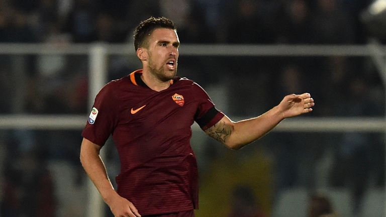 PESCARA, ITALY - APRIL 24:  Kevin Strootman of AS Roma celebrates after scoring the opening goal during the Serie A match between Pescara Calcio and AS Rom