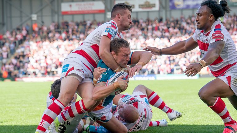 Shaun Lunt goes over for Hull KR