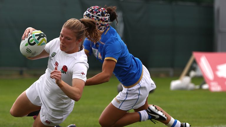 Lydia Thompson dives past Michela Sillari to dot down for a try