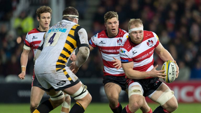 GLOUCESTER, ENGLAND - NOVEMBER 19: Matt Kvesic (R) of Gloucester Rugby in action with the ball during the Aviva Premiership match between Gloucester Rugby 