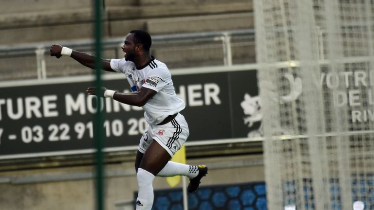 Amiens' Moussa Konate celebrates after scoring during the French Ligue1 football match between Amiens and Nice on August 26, 2017 at the Licorne stadium in