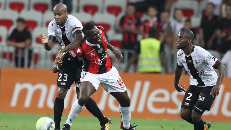 Nice's Italian forward Mario Balotelli (C) vies with Guingamp's French forward Jimmy Briand (L) and Guingamp's French-Congolese defender Jordan Ikoko (R) d
