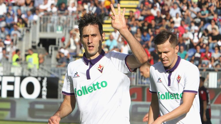 CAGLIARI, ITALY - OCTOBER 23: Nikola Kalinic of Fiorentina celebrates the goal 1-5   during the Serie A match between Cagliari Calcio and ACF Fiorentina at