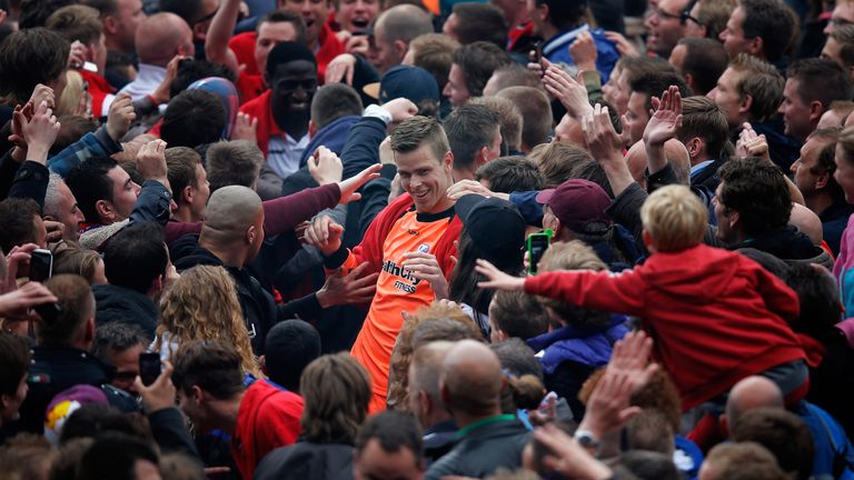 Robbin Ruiter is congratulated by fans during his time with Utrecht
