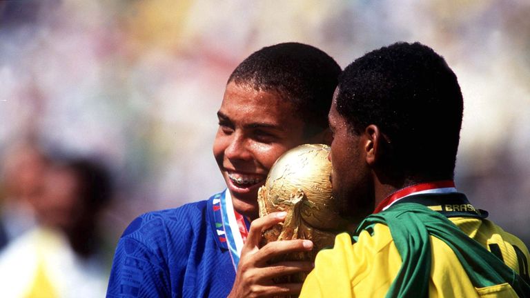 UNITED STATES - JULY 17:  FUSSBALL: WORLD CUP 1994 USA Los Angeles 17.07.94, FINALE BRA- ITA 3:2 n.E. BRASILIEN FUSSBALLWELTMEISTER 1994, RONALDO und VIOLA