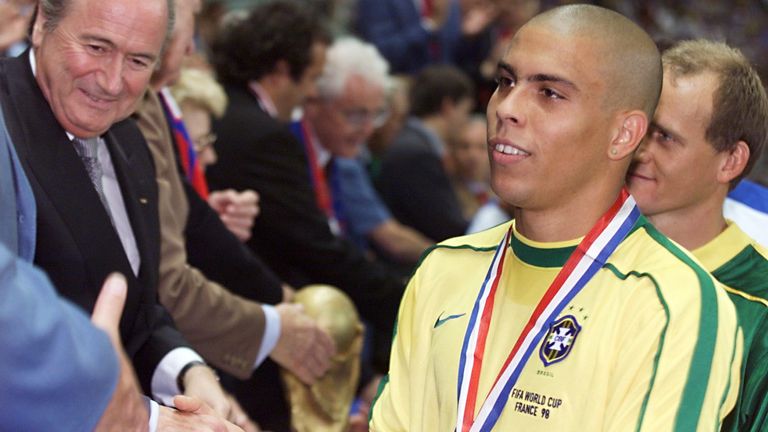 POOL - Brazilian forward Ronaldo (2nd R) and goalkeeper Taffarel (R) walk past FIFA President Joseph Sepp Blatter during the FIFA Trophy presentation cerem