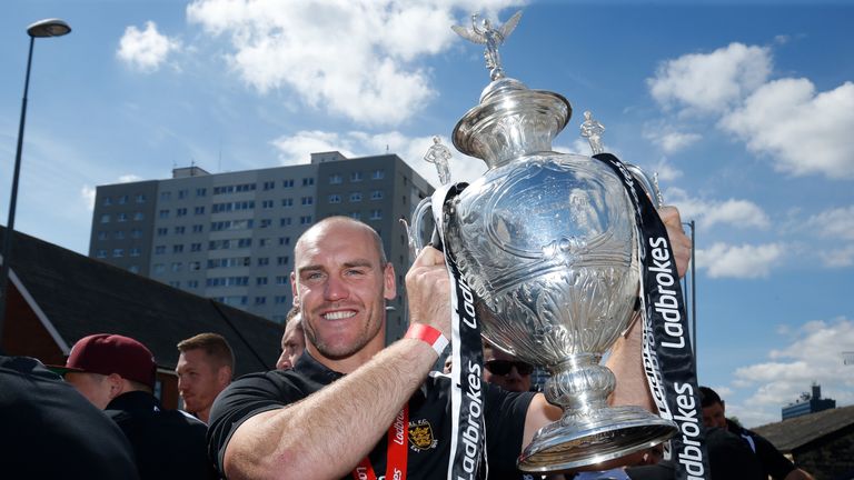 Hull FC captain Gareth Ellis with the Challenge Cup trophy in 2016
