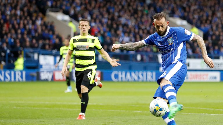 Sheffield Wednesday's Steven Fletcher shoots during the Sky Bet Championship match at Hillsborough on 17 May, 2017
