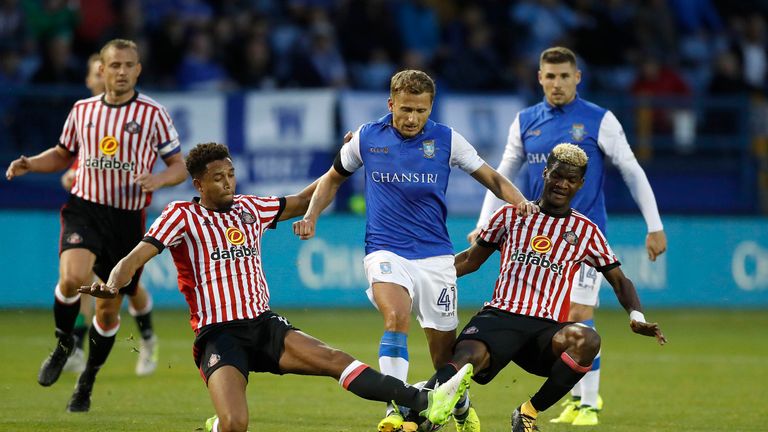 Sheffield Wednesday's Almen Abdi battles for the ball with Sunderland's Brendan Galloway (left) and Didier Ibrahim Ndong (right), during the Sky Bet Champi