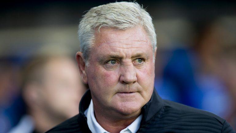 Steve Bruce manager of Aston Villa during the Sky Bet Championship match between Reading and Aston Villa at the Madejski Sta