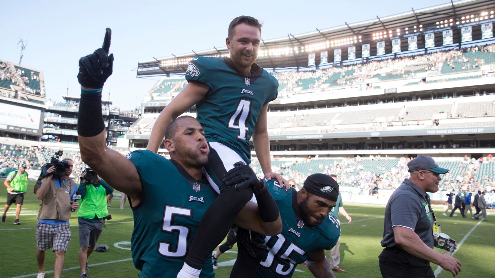 Eagles' Jake Elliott becomes 5th kicker in NFL history to achieve