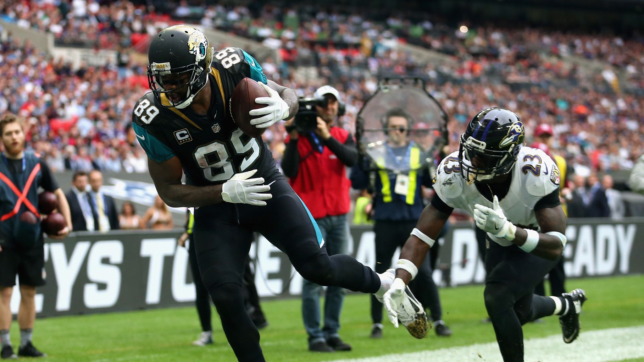 Wembley Stadium, London, UK. 28th Oct, 2018. NFL in London, game three,  Philadelphia Eagles versus Jacksonville Jaguars; Blake Bortles of the  Jacksonville Jaguars throws the pass Credit: Action Plus Sports/Alamy Live  News