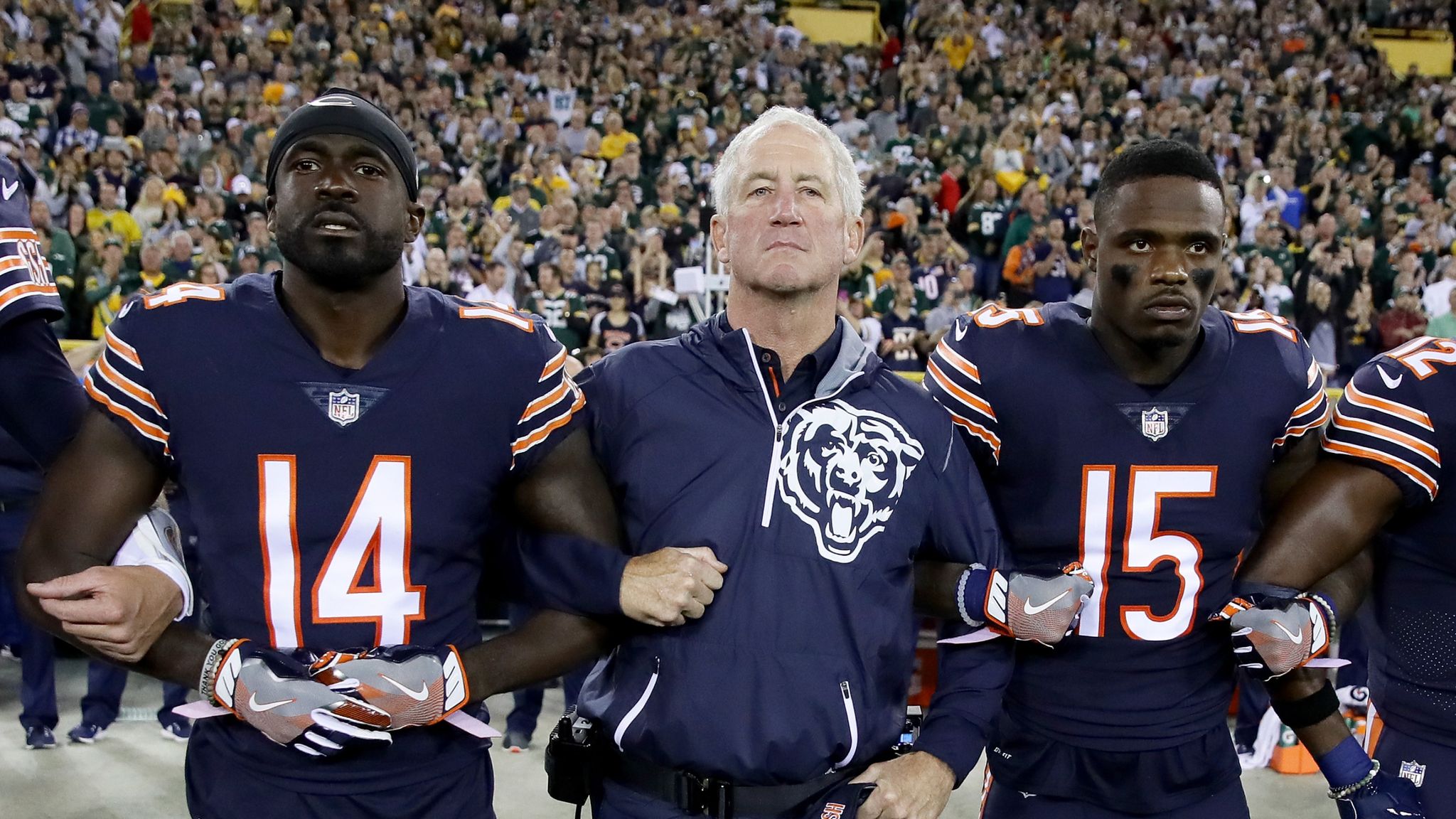 Packers and Bears stand, link arms before NFL game