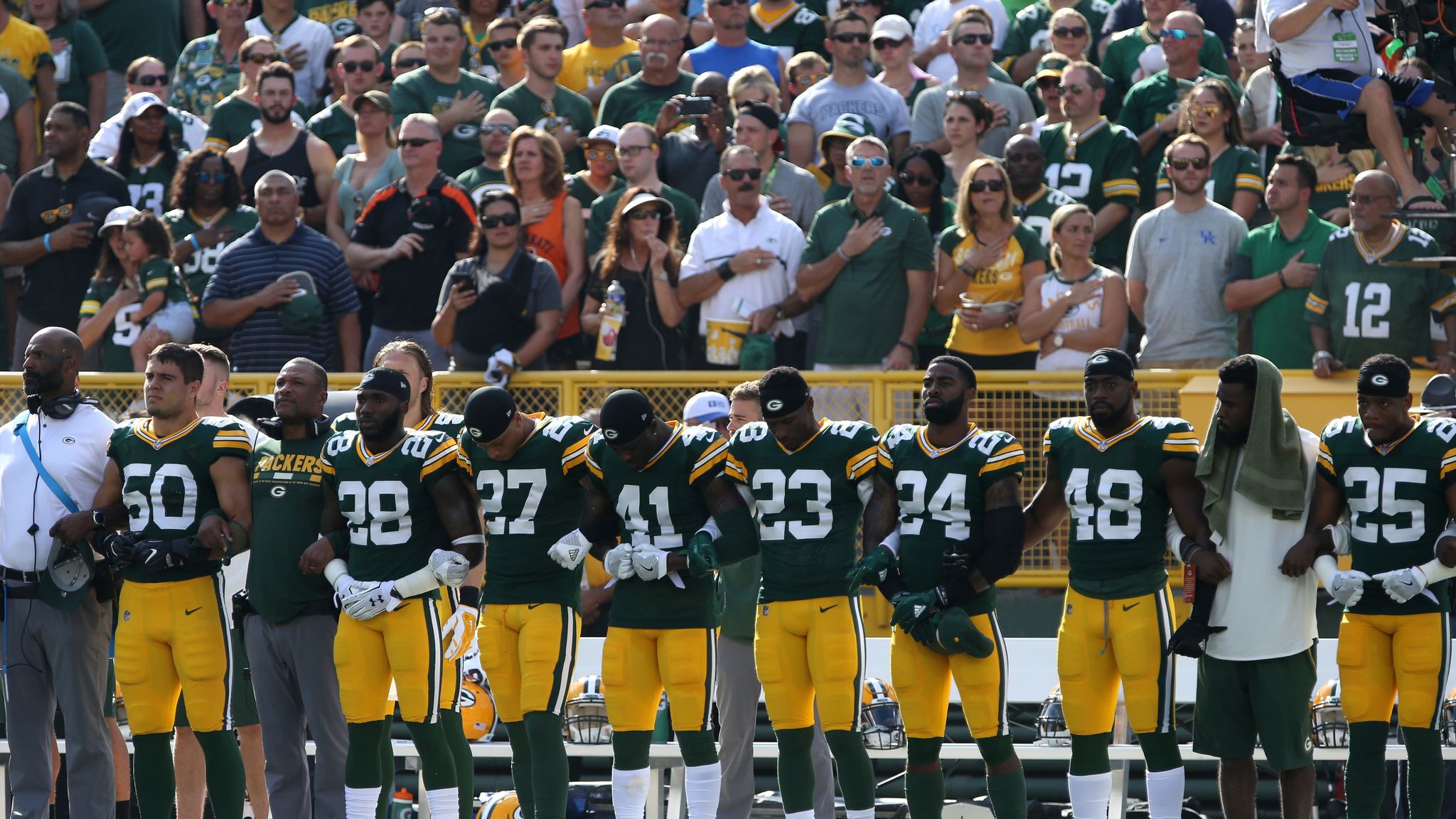 Packers and Bears stand, link arms before NFL game