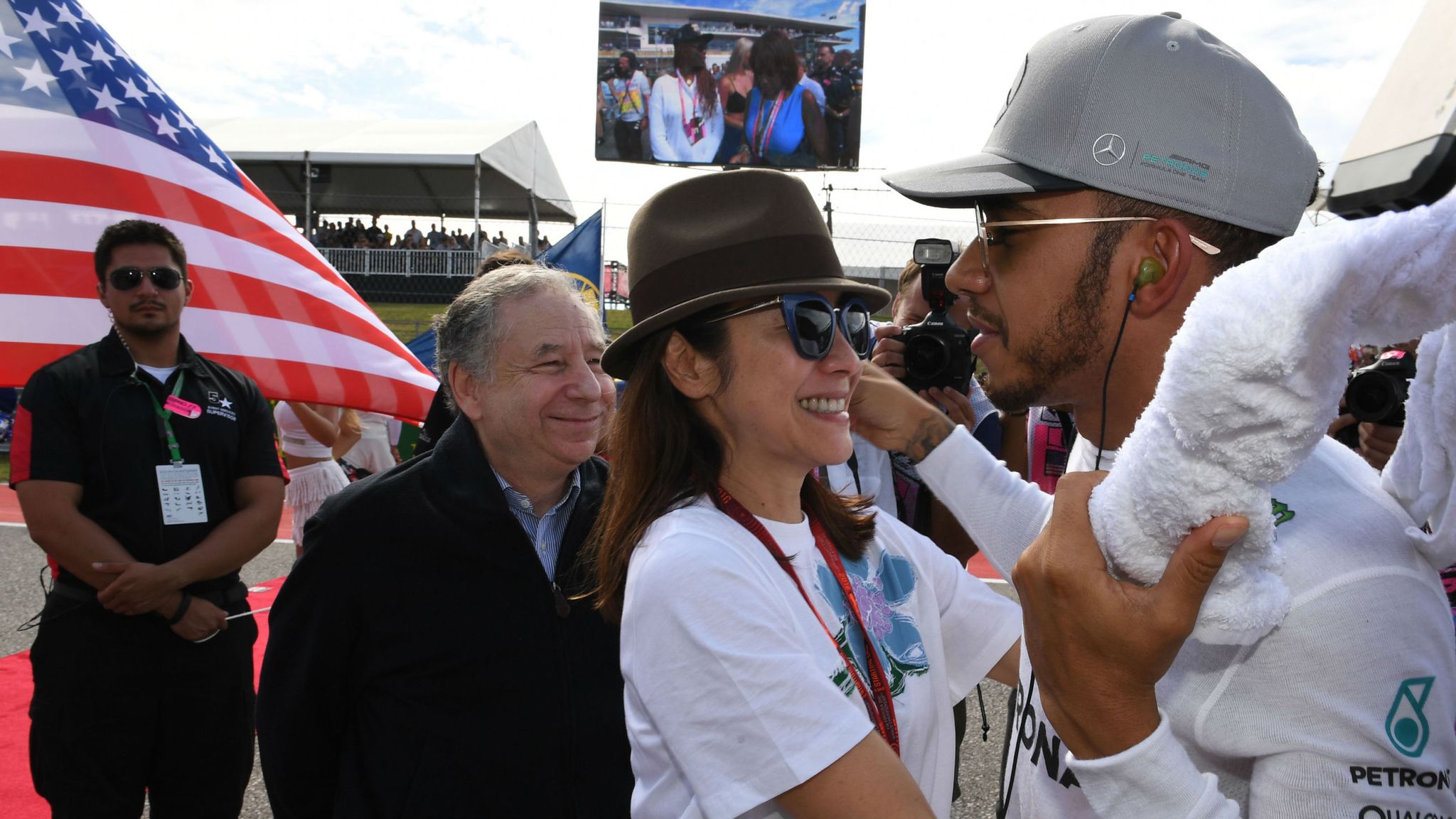 Lewis Hamilton backs NFL players' choice to make political stand