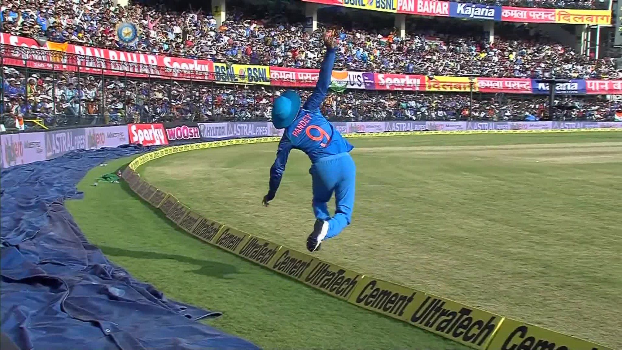 India's Manish Pandey takes stunning catch to dismiss Australia's Peter Handscomb | Cricket News | Sky Sports