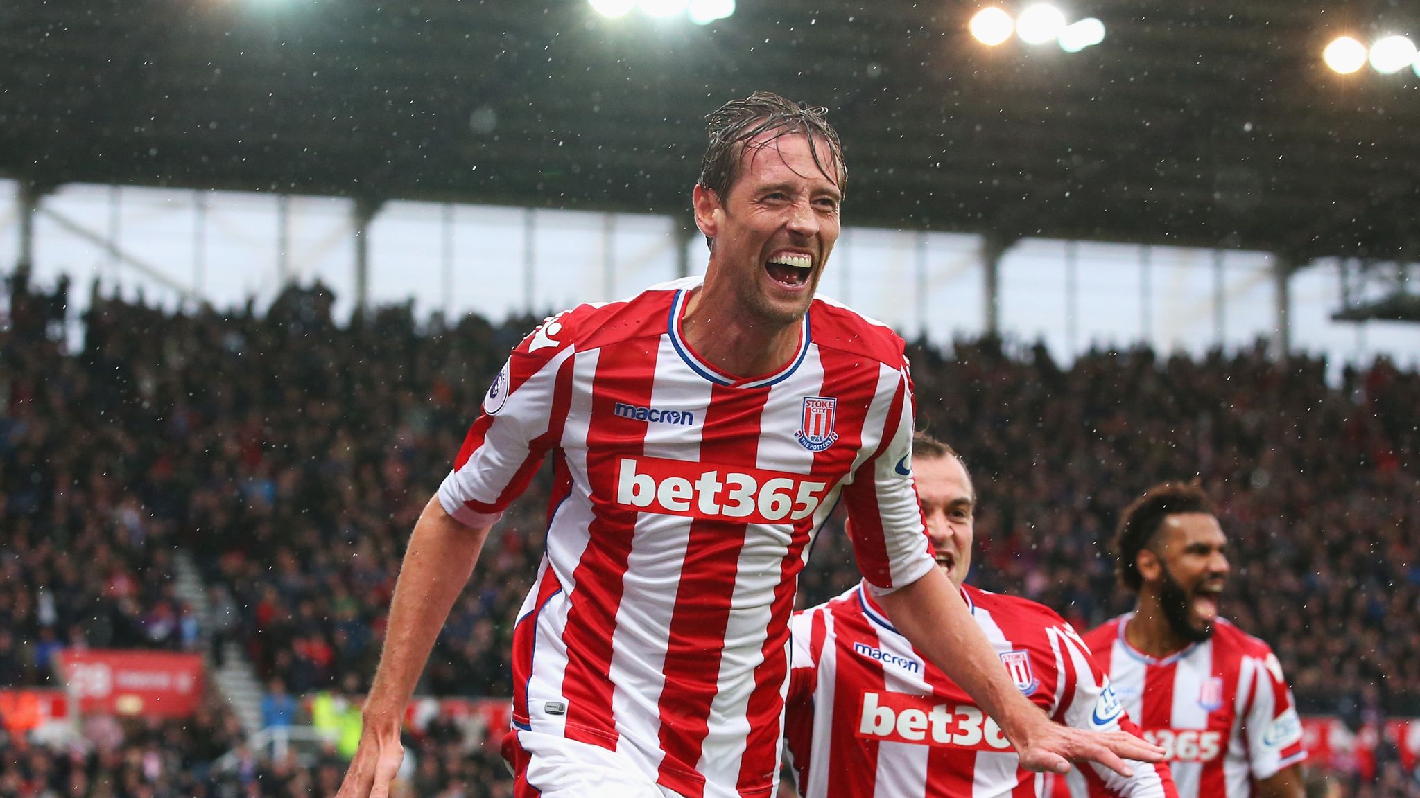 Peter Crouch scores late winner as Stoke beats Southampton 2-1