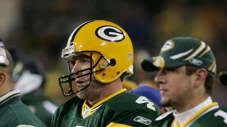 GREEN BAY, WI - NOVEMBER 6:  Quarterbacks Brett Favre #4 and Aaron Rodgers #12 of the Green Bay Packers watch the final minutes of a game against the Pitts